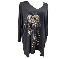 Load image into Gallery viewer, 𝐒𝐚𝐥𝐞- CNG/Mädchenglück Tunika mit V- Ausschnitt und Leomuster in 3 Größen bis Gr 62 in Slinky Material