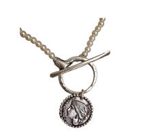 Lade das Bild in den Galerie-Viewer, Perlenkette mit Münze in Silber oder Gold