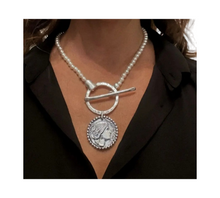 Lade das Bild in den Galerie-Viewer, Perlenkette mit Münze in Silber oder Gold