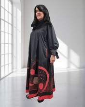 Load image into Gallery viewer, Maxlive Kleid Schwarz Rot mit Drahtkragen und liebevollen Details Größe 46 bis 60