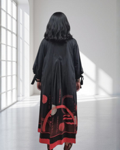 Load image into Gallery viewer, Maxlive Kleid Schwarz Rot mit Drahtkragen und liebevollen Details Größe 46 bis 60