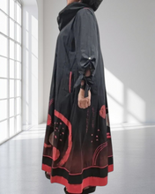 Load image into Gallery viewer, Maxlive Kleid Schwarz Rot mit Drahtkragen und liebevollen Details Größe 46 bis 60