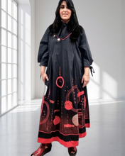 Load image into Gallery viewer, Maxlive Kleid Schwarz Rot mit Drahtkragen und liebevollen Details Größe 46 bis 60