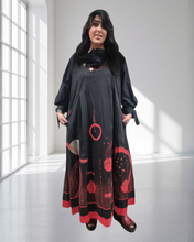 Load image into Gallery viewer, Maxlive Kleid Schwarz Rot mit Drahtkragen und liebevollen Details Größe 46 bis 60