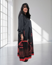 Load image into Gallery viewer, Maxlive Kleid Schwarz Rot mit Drahtkragen und liebevollen Details Größe 46 bis 60