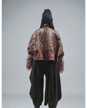 Load image into Gallery viewer, H4 Kurzjacke braun aus veganen Leder - alle Größen