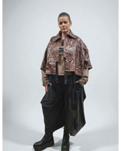 Load image into Gallery viewer, H4 Kurzjacke braun aus veganen Leder - alle Größen