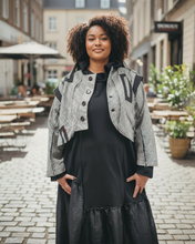 Lade das Bild in den Galerie-Viewer, Restocked nach Ausverkauf - H4 Oversize Kurzblazer mit Knöpfen