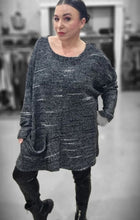 Lade das Bild in den Galerie-Viewer, Mädchenglück Pullover in 2 Größen Grau Schwarz Weiß