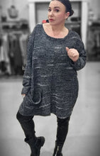 Lade das Bild in den Galerie-Viewer, Mädchenglück Pullover in 2 Größen Grau Schwarz Weiß