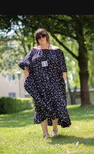 Load image into Gallery viewer, CNG Carmenkleid in 3 Größen Schwarz/Weiss mit Punkten