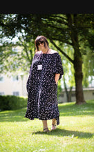 Load image into Gallery viewer, CNG Carmenkleid in 3 Größen Schwarz/Weiss mit Punkten
