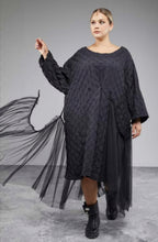 Load image into Gallery viewer, Kleid mit annehmbaren Tülldetail von H4 bis Größe 62