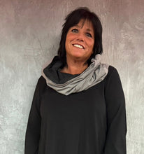 Lade das Bild in den Galerie-Viewer, Mädchenglück exklusiv Loop Kapuzen Schal aus Bamboo und Memory Taft in Grau