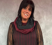 Lade das Bild in den Galerie-Viewer, Mädchenglück exklusiv Loop Kapuzen Schal aus Bamboo und Memory Taft in Bordeaux Rot