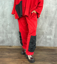 Load image into Gallery viewer, Mädchenglück Hose in 3 Größen in Rot mit Memory Taft Einsatz