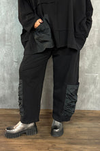Load image into Gallery viewer, Mädchenglück Hose in 3 Größen in Schwarz mit Memory Taft Einsatz