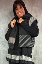 Load image into Gallery viewer, Mädchenglück exklusive Kurzweste gefüttert in Grau Schwarz Gr 40 bis 46