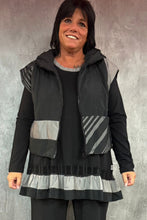 Load image into Gallery viewer, Mädchenglück exklusive Kurzweste gefüttert in Grau Schwarz Gr 40 bis 46