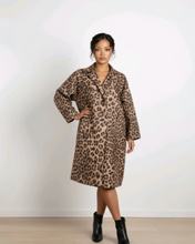 Lade das Bild in den Galerie-Viewer, Leo Mantel in 2 Farben Braun und Khaki Onesize Größe 42 bis 60