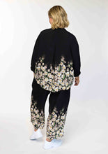 Lade das Bild in den Galerie-Viewer, Hingucker Hose mit süßem, floralen Muster Gr 40 bis 62 - Gozzip