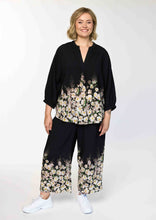 Lade das Bild in den Galerie-Viewer, Hingucker Hose mit süßem, floralen Muster Gr 40 bis 62 - Gozzip