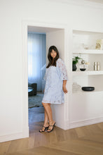 Load image into Gallery viewer, Romantisches Spitzenkleid in Hellblau – Eleganter Allover-Spitzenlook - Kaffe Curve bis Gr 54