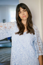 Load image into Gallery viewer, Romantisches Spitzenkleid in Hellblau – Eleganter Allover-Spitzenlook - Kaffe Curve bis Gr 54