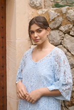 Load image into Gallery viewer, Romantisches Spitzenkleid in Hellblau – Eleganter Allover-Spitzenlook - Kaffe Curve bis Gr 54