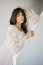 Load image into Gallery viewer, Romantisches Boho-Spitzenkleid im Stufen-Look – in Beige bis Gr 58