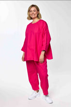 Load image into Gallery viewer, Neon-Vibes: Stylische Oversize-Tunika aus edler „Paper-Touch“-Baumwolle in Pink - alle Größen - Gozzip