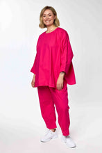 Load image into Gallery viewer, Neon-Vibes: Stylische Oversize-Tunika aus edler „Paper-Touch“-Baumwolle in Pink - alle Größen - Gozzip