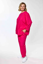 Load image into Gallery viewer, Neon-Vibes: Stylische Oversize-Tunika aus edler „Paper-Touch“-Baumwolle in Pink - alle Größen - Gozzip