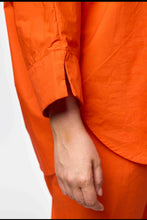 Lade das Bild in den Galerie-Viewer, Neon-Vibes: Stylische Oversize-Tunika aus edler „Paper-Touch“-Baumwolle in Orange - alle Größen - Gozzip