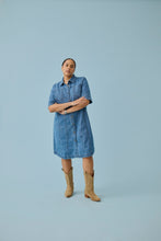 Lade das Bild in den Galerie-Viewer, Lässiges Denim-Hemdblusenkleid aus 100% Baumwolle bis Gr 58 - Kaffe Curve