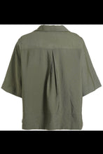 Load image into Gallery viewer, Stylische Utility-Blusenjacke im Urban-Look – Einzigartiges Schnallen-Design in Army Grün bis Größe 60 - Gozzip