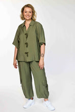 Load image into Gallery viewer, Stylische Utility-Blusenjacke im Urban-Look – Einzigartiges Schnallen-Design in Army Grün bis Größe 60 - Gozzip