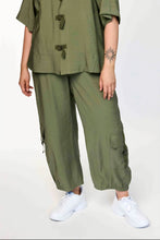 Load image into Gallery viewer, Stylische Utility-Cargo-Hose im Urban-Look in Army Grün bis Gr 56 - Gozzip