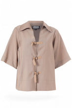 Load image into Gallery viewer, Stylische Utility-Blusenjacke im Urban-Look – Einzigartiges Schnallen-Design in Sand Beige bis Größe 60 - Gozzip