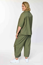 Load image into Gallery viewer, Stylische Utility-Blusenjacke im Urban-Look – Einzigartiges Schnallen-Design in Army Grün bis Größe 60 - Gozzip