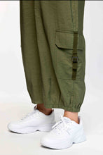 Load image into Gallery viewer, Stylische Utility-Cargo-Hose im Urban-Look in Army Grün bis Gr 56 - Gozzip