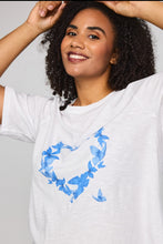 Lade das Bild in den Galerie-Viewer, Romantisches Baumwoll-Shirt mit Schmetterlings-Herz in Weiss Blau bis Gr 62 - Studio