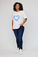 Lade das Bild in den Galerie-Viewer, Romantisches Baumwoll-Shirt mit Schmetterlings-Herz in Weiss Blau bis Gr 62 - Studio