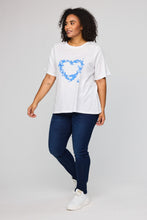 Lade das Bild in den Galerie-Viewer, Romantisches Baumwoll-Shirt mit Schmetterlings-Herz in Weiss Blau bis Gr 62 - Studio
