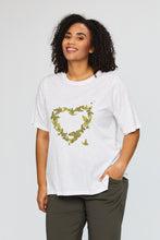 Lade das Bild in den Galerie-Viewer, Romantisches Baumwoll-Shirt mit Schmetterlings-Herz in Weiss Grün bis Gr 62 - Studio