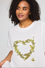 Lade das Bild in den Galerie-Viewer, Romantisches Baumwoll-Shirt mit Schmetterlings-Herz in Weiss Grün bis Gr 62 - Studio