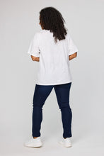 Load image into Gallery viewer, Romantisches Baumwoll-Shirt mit Schmetterlings-Herz in Weiss Rot bis Gr 62 - Studio