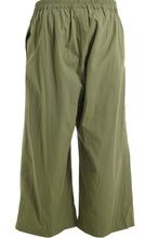 Lade das Bild in den Galerie-Viewer, Weite Baumwoll-Hose im Paper-Touch-Style – Khaki-Grün bis Gr 54/56 - Gozzip