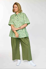 Lade das Bild in den Galerie-Viewer, Weite Baumwoll-Hose im Paper-Touch-Style – Khaki-Grün bis Gr 54/56 - Gozzip