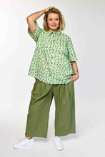 Lade das Bild in den Galerie-Viewer, Weite Baumwoll-Hose im Paper-Touch-Style – Khaki-Grün bis Gr 54/56 - Gozzip